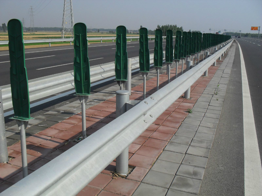 1-20051P9554V06 高速公路护栏